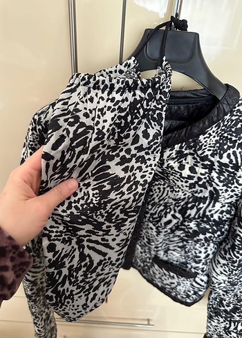 Kadın Siyah Zebra Desenli Kürk Detaylı Kısa Ceket - Görsel 2