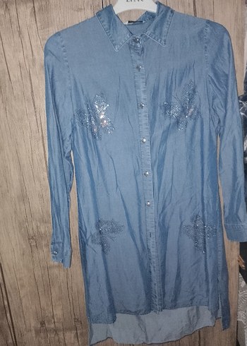 kelebek nakışlı Uzun Kollu Mavi Denim Gömlek tesettür
