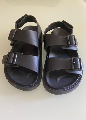 Zara siyah deri tokalı sandalet