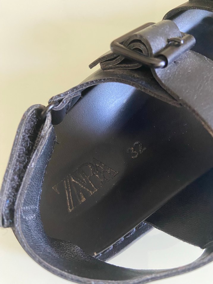 Zara siyah deri tokalı sandalet - Görsel 4