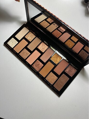 Too Faced Too Faced Born This Way The Natural Nudes Far Paleti