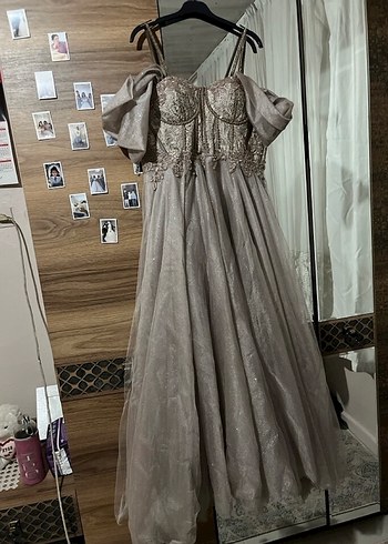 Nakışlı, askılı, uzun bej elbise