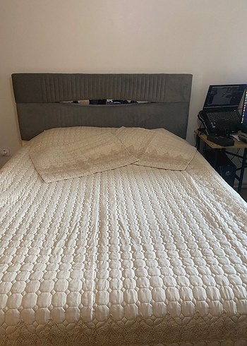 Gri Nakışlı Beyaz Yatak Örtüsü - Görsel 2