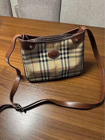 Burberry Çapraz Kol Çantası