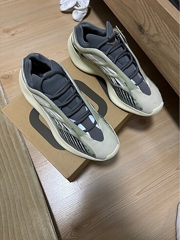 yeezy 700