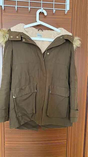 İçi yünlü peluş kürk şapkalı Zara mont