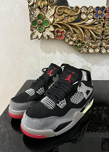 40 Beden Jordan retro 4