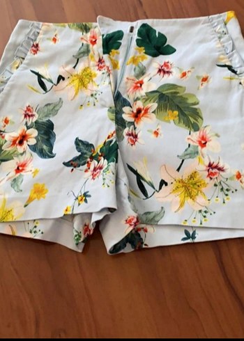 Zara Çiçek Desenli Beyaz Mini Hamile Şortu