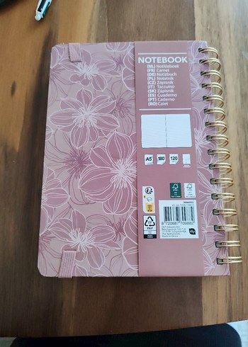 Sert kapaklı orta boy telli 180 sayfa A5 çizgili defter - Görsel 2