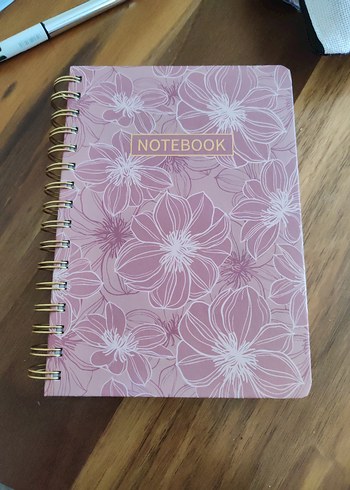 Sert kapaklı orta boy telli 180 sayfa A5 çizgili defter - Görsel 5