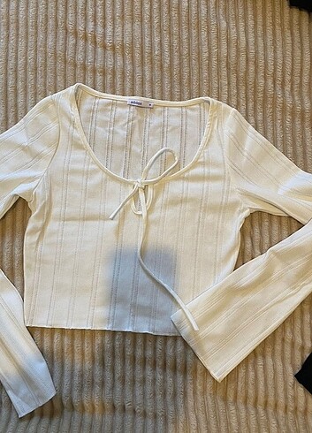 Beyaz crop triko ve turuncu bikini