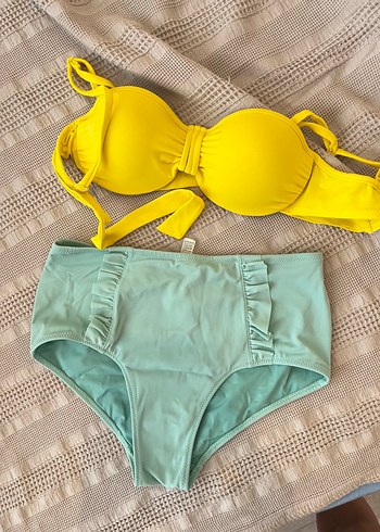 Sarı Straplez Bikini Üstü ve Mint Renk Mini Alt