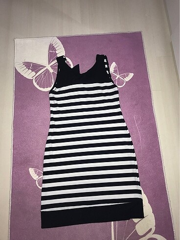 Mango ARKASI KURDELE DETAYLI ELBİSE