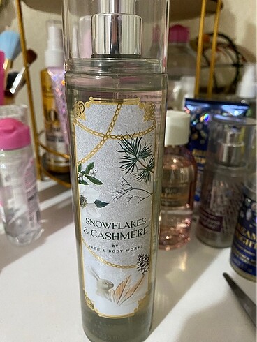 Bath & Body Works Snowflakes and Cashmere vücut spreyi