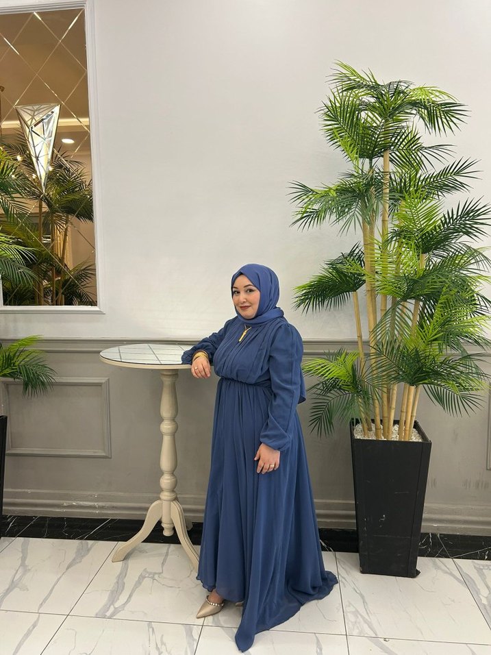 Uzun Mavi Dökümlü Tesettür Elbise - Görsel 2