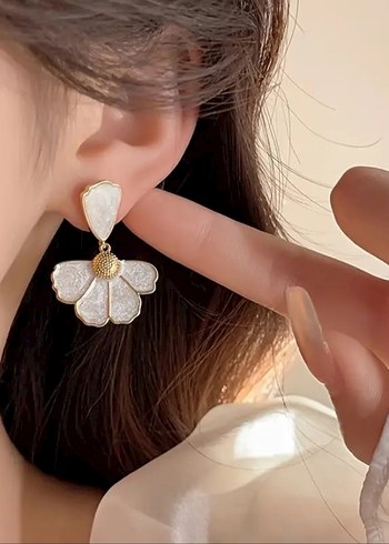 Zara Dantel Detaylı Beyaz Midi Çiçek Küpe