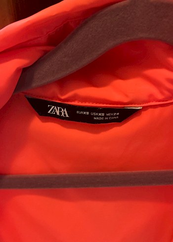 Zara Zara fosforlu pembe yağmurluk