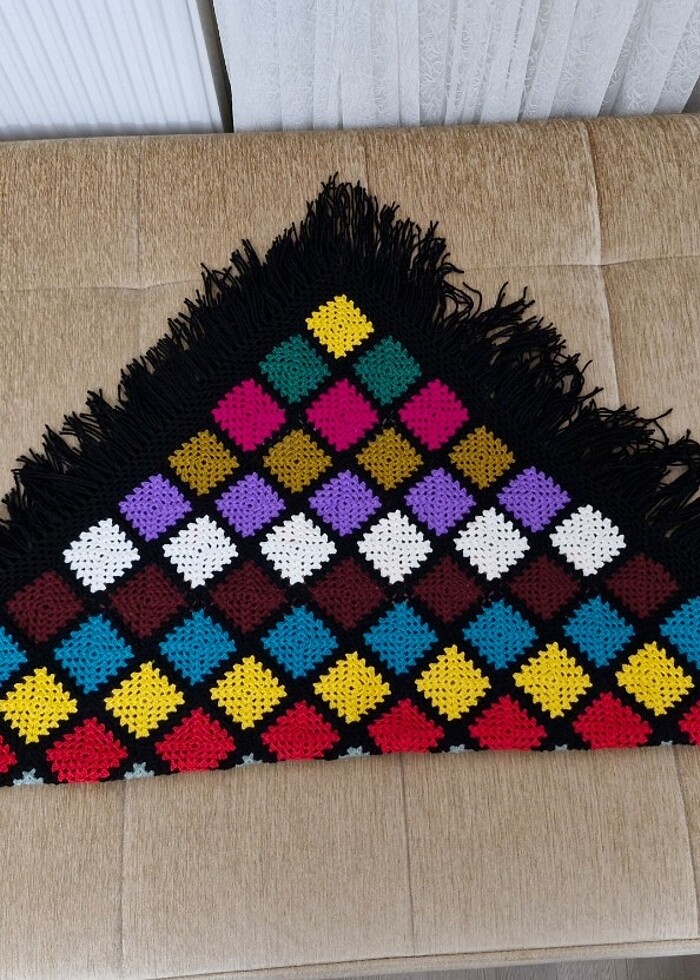 El işi rengarenk örülmüş kare örtü  - Görsel 2