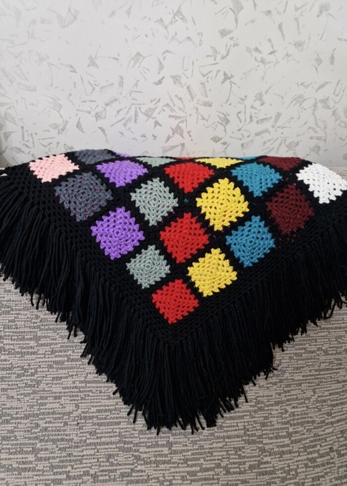 El işi rengarenk örülmüş kare örtü  - Görsel 4