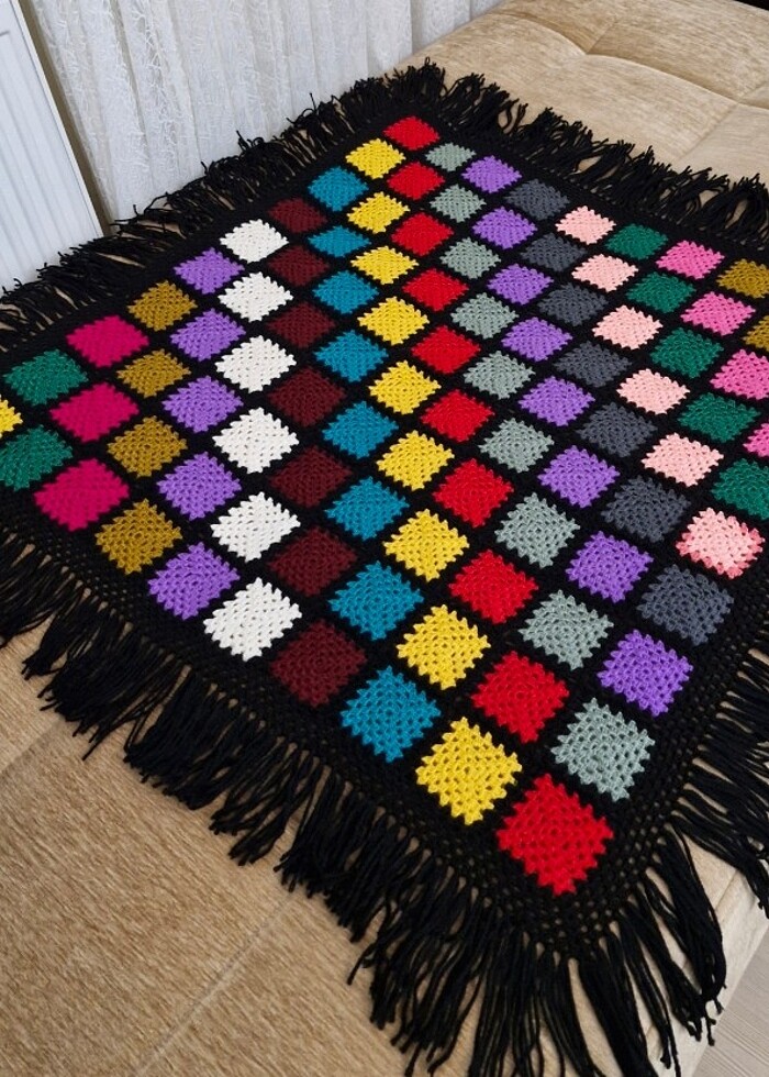 El işi rengarenk örülmüş kare örtü  - Görsel 5