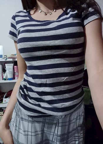 Gri Çizgili Vücuda Oturan Tişörtü - Görsel 2