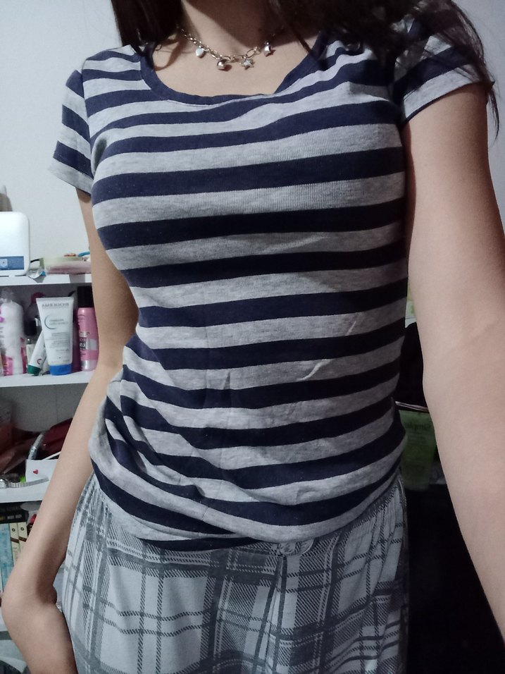 Gri Çizgili Vücuda Oturan Tişörtü - Görsel 2