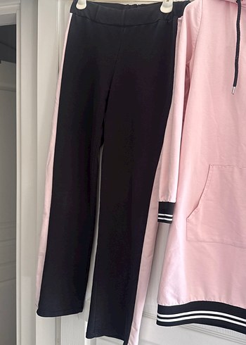 Pembe Kapüşonlu Uzun Sweatshirt ve Siyah Rahat Pantolon - Görsel 3
