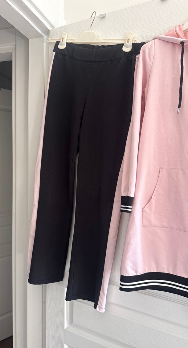 Pembe Kapüşonlu Uzun Sweatshirt ve Siyah Rahat Pantolon - Görsel 3