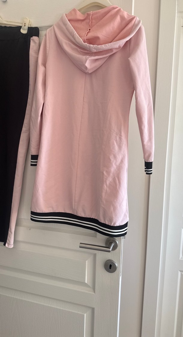 Pembe Kapüşonlu Uzun Sweatshirt ve Siyah Rahat Pantolon - Görsel 4
