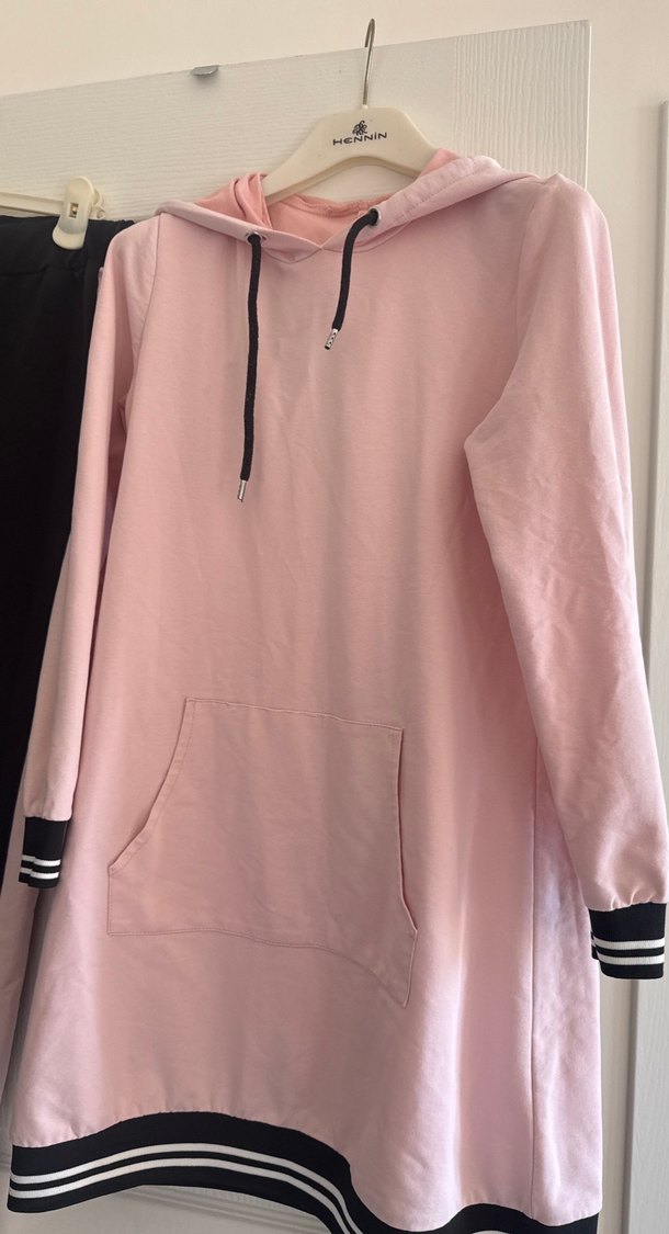 Pembe Kapüşonlu Uzun Sweatshirt ve Siyah Rahat Pantolon - Görsel 2
