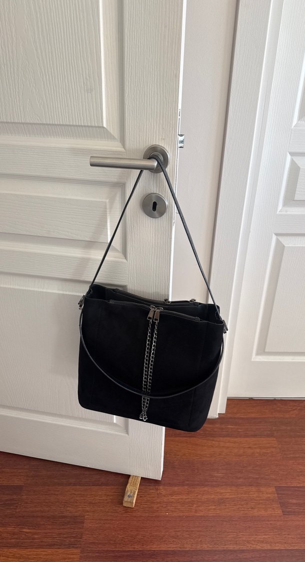 Zincir Detaylı Siyah Süet Kadın Çanta - Görsel 2
