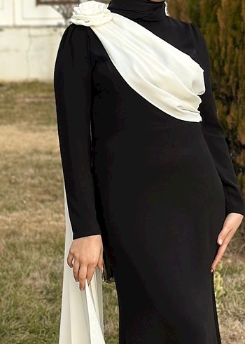 Siyah Beyaz Drapeli Uzun Kadın Abiye Elbise - Görsel 3