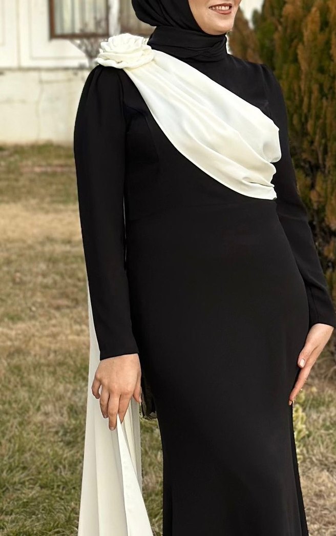 Siyah Beyaz Drapeli Uzun Kadın Abiye Elbise - Görsel 3