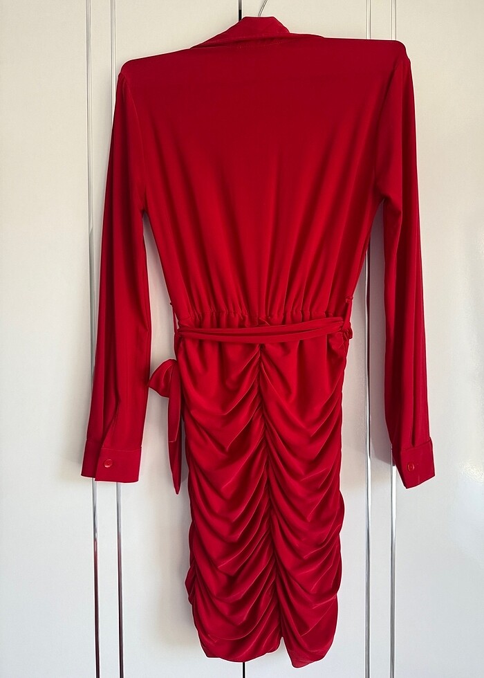 Kırmızı Elbise - Görsel 3
