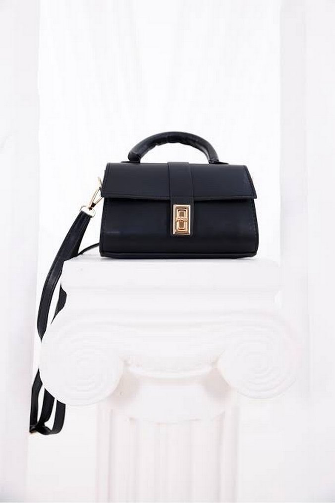 Minimalist Siyah Kilit Kapaklı Çanta - Görsel 2