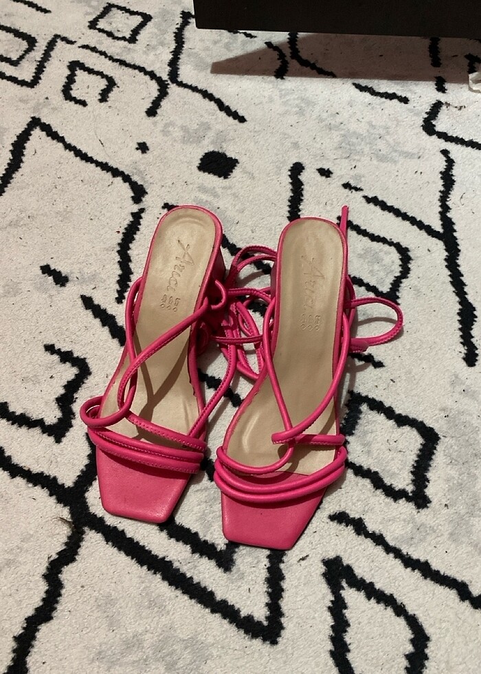 Bilekte bağlamalı topuklu terlik - Görsel 2