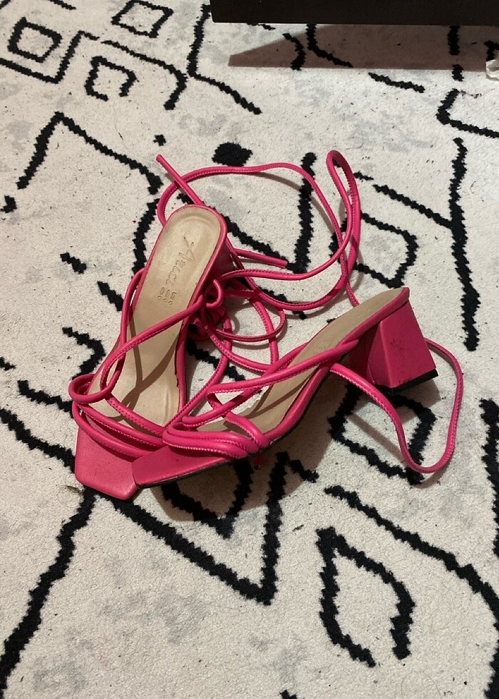 Bilekte bağlamalı topuklu terlik - Görsel 3