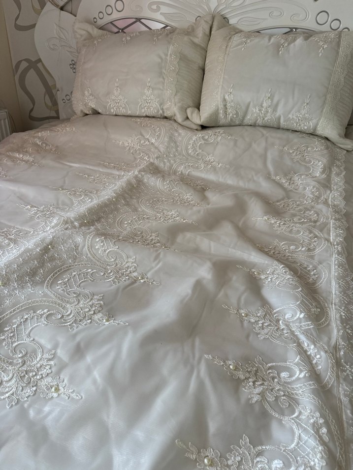 İşlemeli Beyaz Yatak Örtüsü - Görsel 2