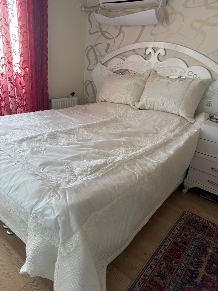 İşlemeli Beyaz Yatak Örtüsü - Görsel 3