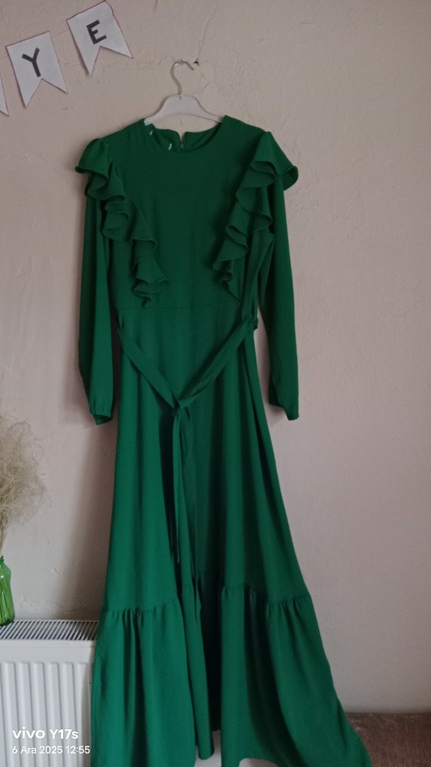 Uzun Kollu Yeşil Fırfırlı Uzun Elbise - Görsel 3