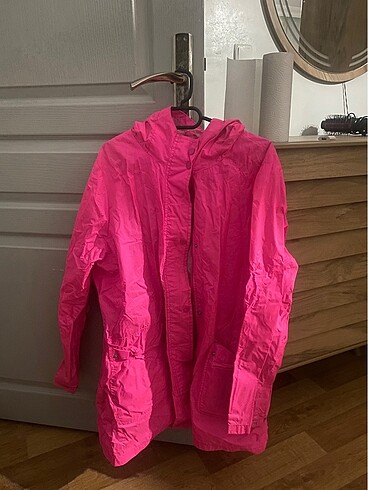 Pembe yağmurluk