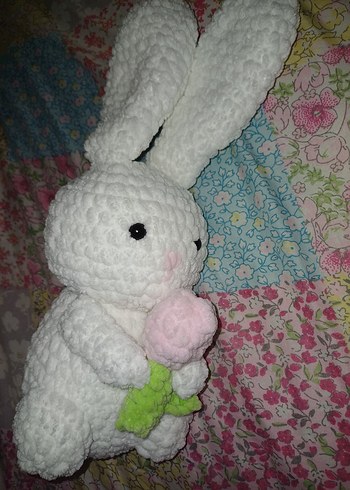 Beden Lale tutan tavşan peluş