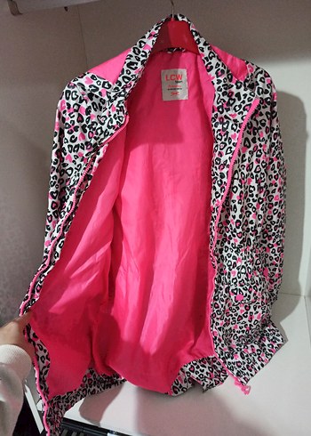 Pembe Kapüşonlu Desenli Yağmurluk - Görsel 5