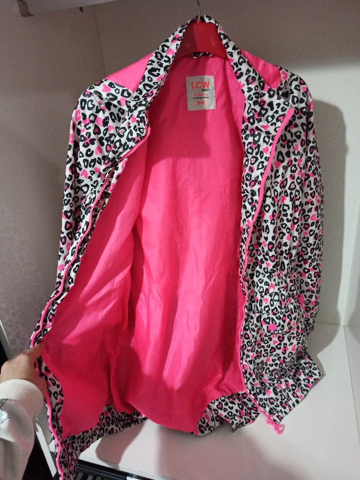 Pembe Kapüşonlu Desenli Yağmurluk - Görsel 5