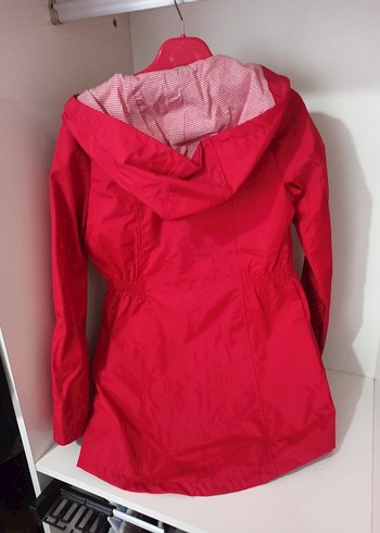 Kırmızı yağmurluk - Görsel 2