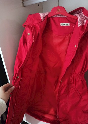 Kırmızı yağmurluk - Görsel 3