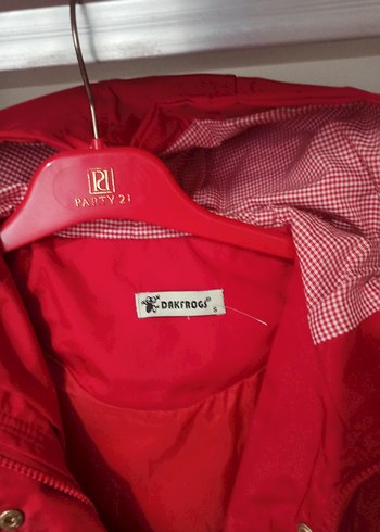 Kırmızı yağmurluk - Görsel 6