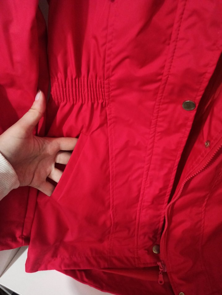 Kırmızı yağmurluk - Görsel 5