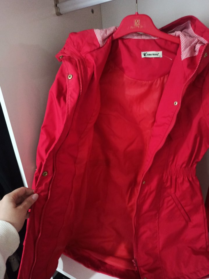 Kırmızı yağmurluk - Görsel 3