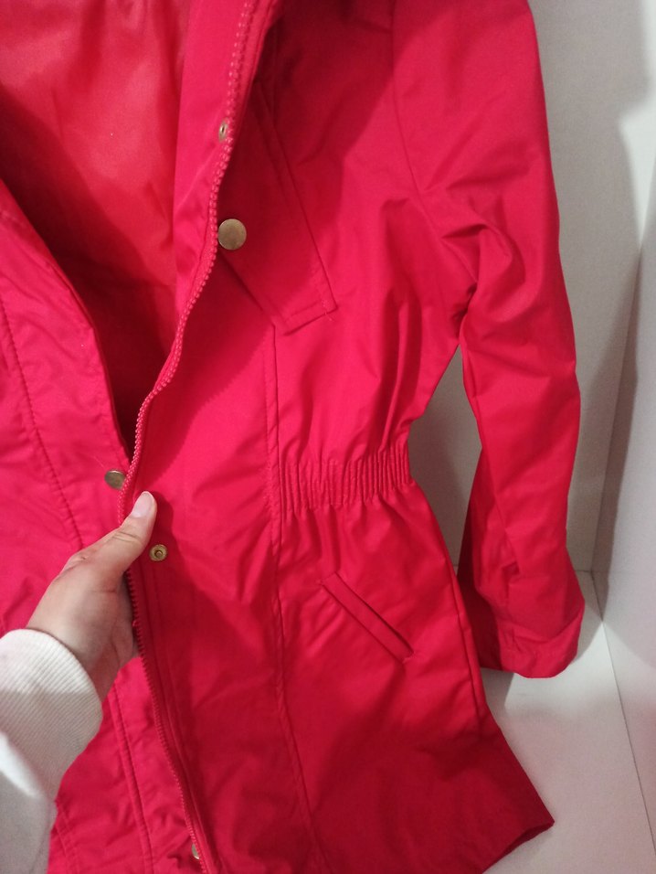 Kırmızı yağmurluk - Görsel 4